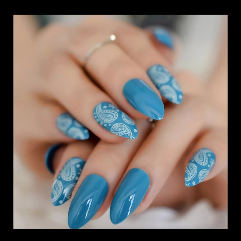 Medium length blue paisley press on nails